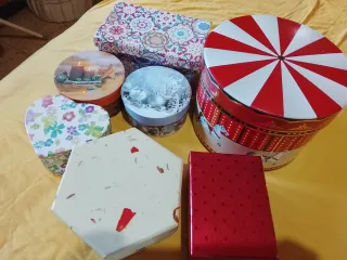 Set di 7 scatole in cartone decorate