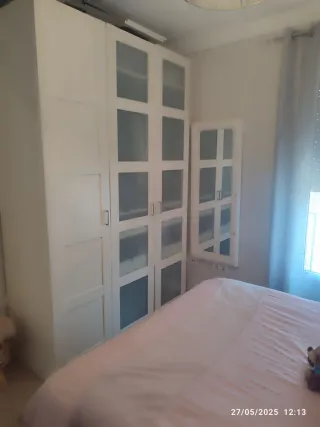 Armario blanco con puertas de cristal