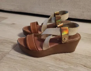 Sandalias Marrones y Doradas, tacón de 6,5 cm.