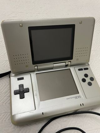 Nintendo DS gris con cargador