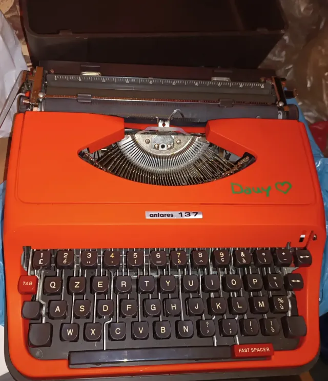 Macchina da scrivere Antares 137 arancione