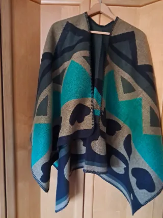 Capa de mujer con estampado geométrico