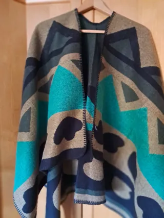 Capa de mujer con estampado geométrico
