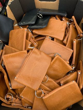 Carteras azules y plateadas