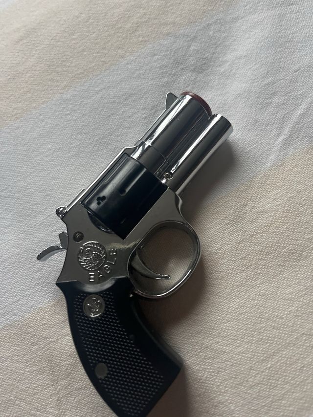 Mechero tipo revólver plateado