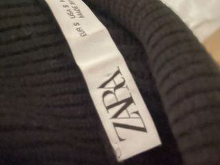 Top Negro sin Mangas con Cuello Alto y Flecos Zara
