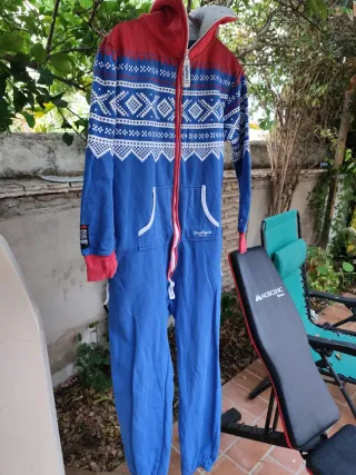Mono azul y rojo con capucha