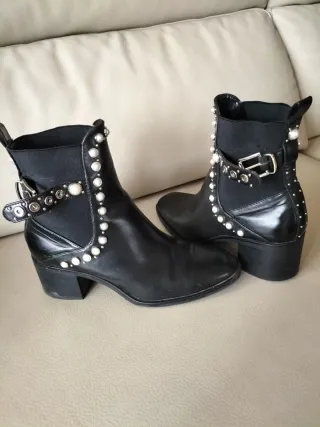 Botas negras con perlas y hebilla