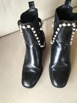 Botas negras con perlas y hebilla
