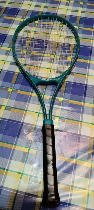 Raqueta de tenis verde