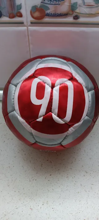 Balón de fútbol rojo y plateado con 90 Nike