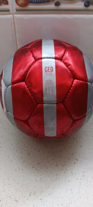 Balón de fútbol rojo y plateado con 90 Nike