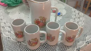 Jarra y tazas de porcelana vintage