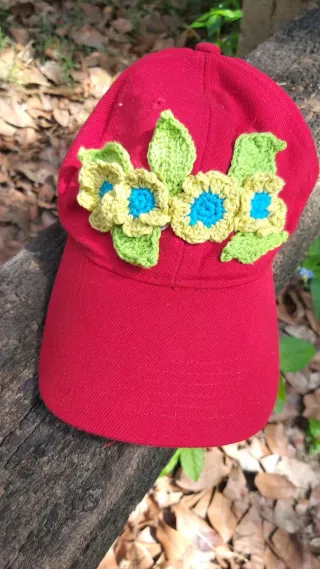 Gorra roja con flores de ganchillo