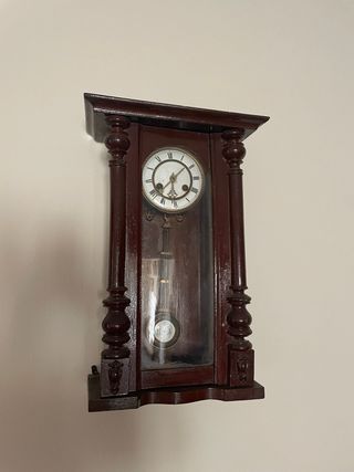 Reloj de péndulo antiguo de madera