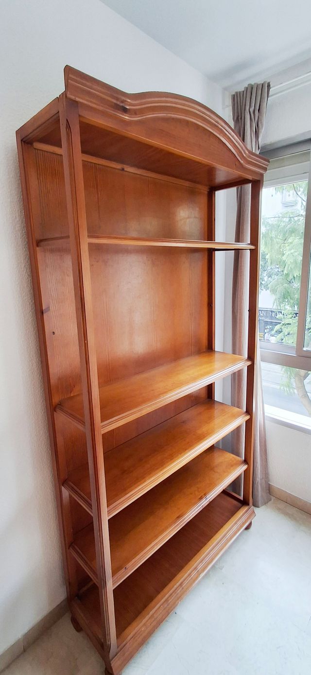 Estantería de madera