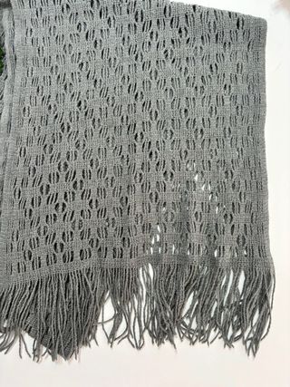 Bufanda Zara gris con flecos