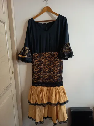 Traje de flamenca negro y amarillo.
Talla 46/48.