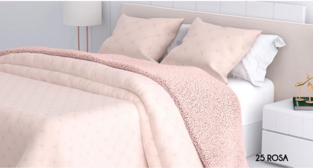 Edredón sherpa Diane rosa.