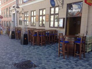 Juego de mesas y sillas altas para bar