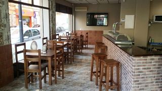 Juego de mesas y sillas altas para bar