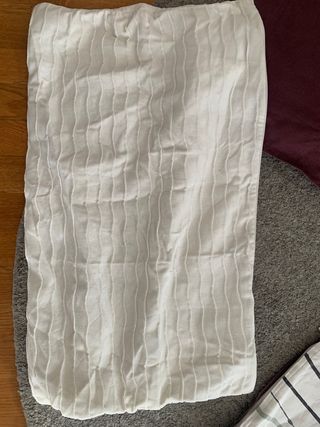 Funda de cojín morado y blanco