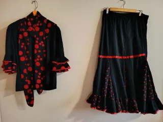 Traje Flamenca Negro y Rojo Lunares.
Dos piezas.