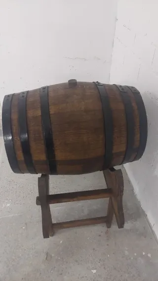 Barril de vino antiguo de madera