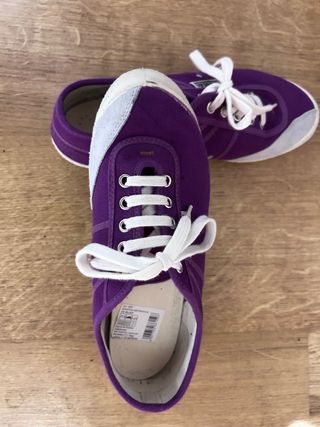 Zapatillas moradas y blancas