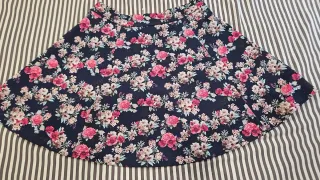 Falda corta floral Stradivarius Talla L