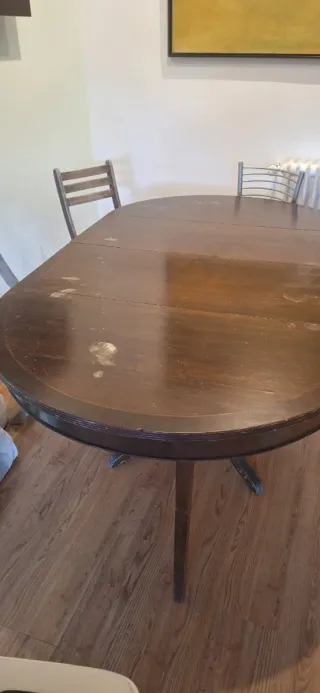 Mesa de comedor de madera oscura