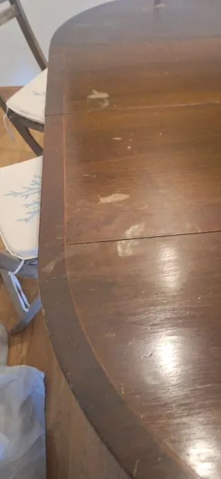 Mesa de comedor de madera oscura