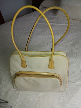 Bolso beige claro con ribetes color crema