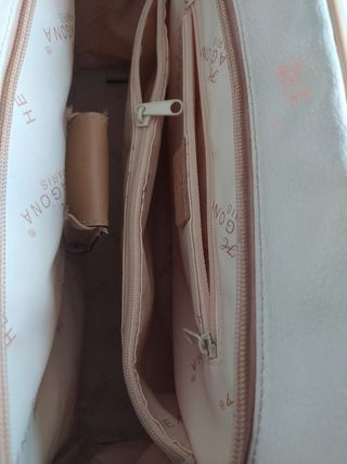 Bolso beige claro con ribetes color crema