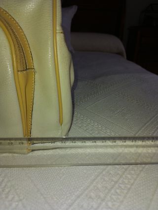 Bolso beige claro con ribetes color crema