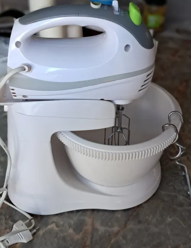 Batidora amasadora con accesorios.Marca Taurus.