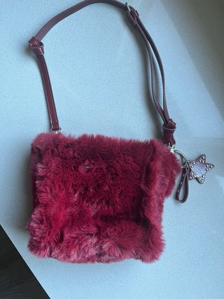 Bolso granate peludo con estrella