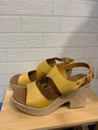 Sandalias de piel amarillas y marrones