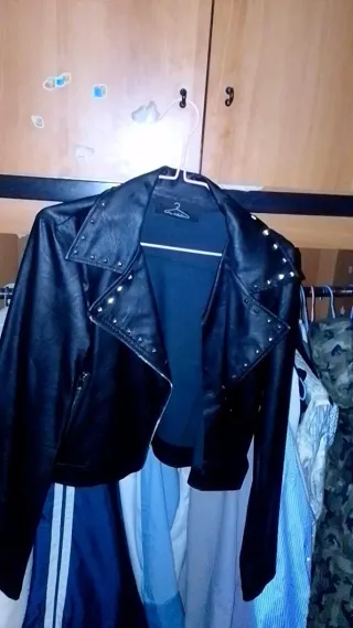 Giacca in pelle nera con borchie