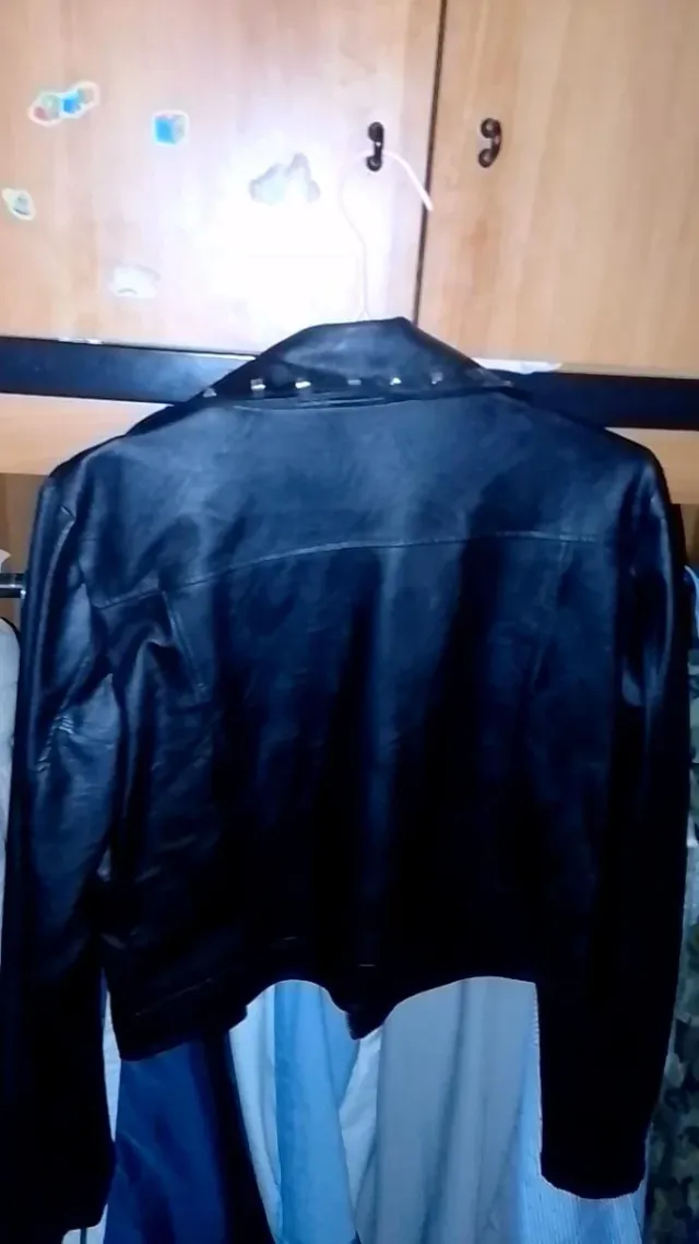 Giacca in pelle nera con borchie