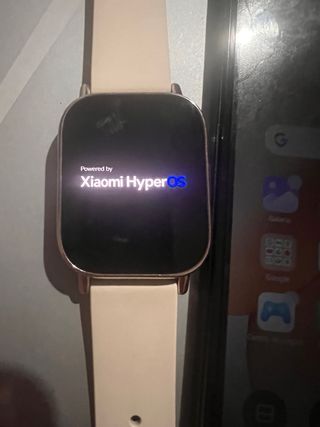Reloj y móvil con cajas y cargadores