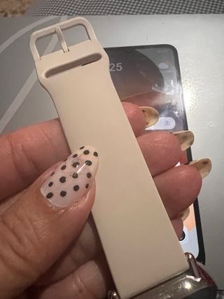Reloj y móvil con cajas y cargadores
