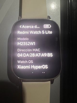 Reloj y móvil con cajas y cargadores