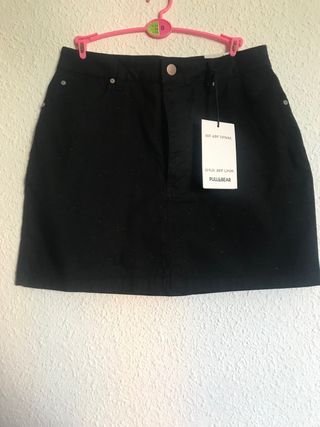 Falda corta Pull&Bear negra con pintitas talla M