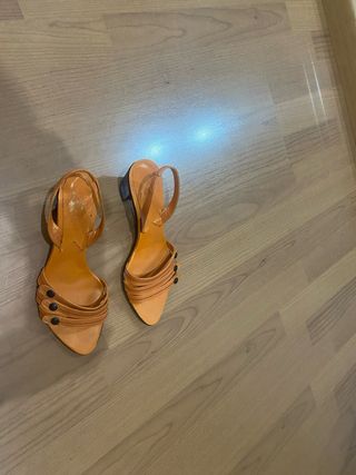 Sandalias de piel naranjas ,con tiras y tachuelas