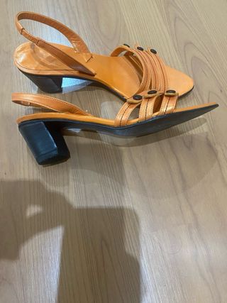 Sandalias de piel naranjas ,con tiras y tachuelas