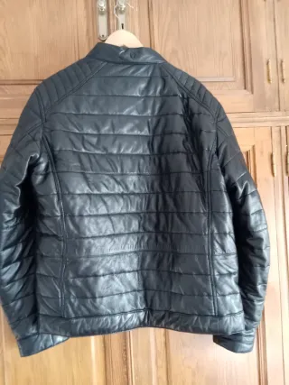 Chaqueta de cuero acolchada negra