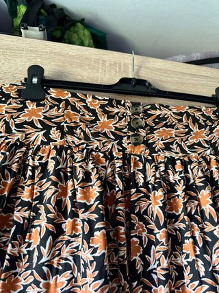 Falda Sfera Estampada Flores Naranja y Negro