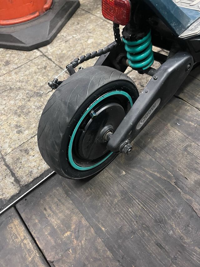 Patinete eléctrico bongo cecotec Y65 con luces LED