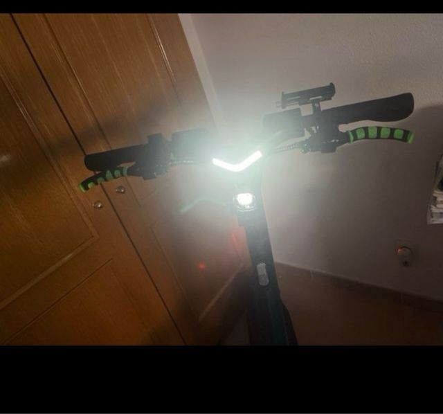 Patinete eléctrico bongo cecotec Y65 con luces LED